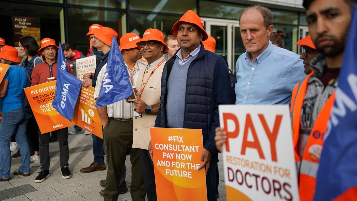 Senior doctors in England plan November strike